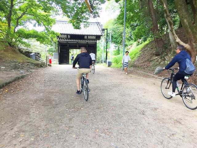 福岡バイクツアーページの福岡城を自転車で走る写真