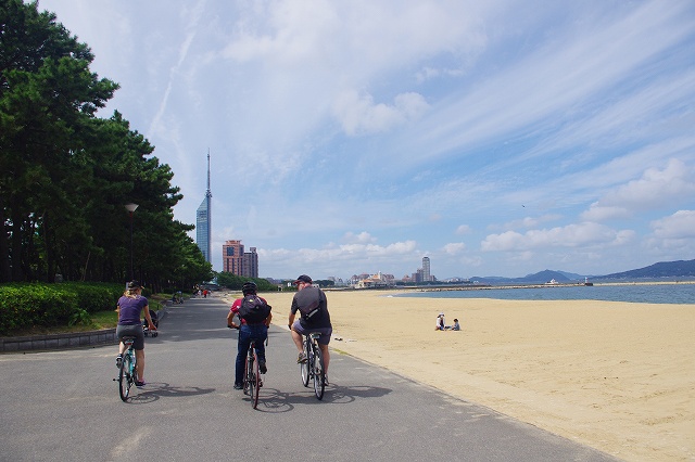 福岡バイクツアーページの海岸線を自転車で走る写真